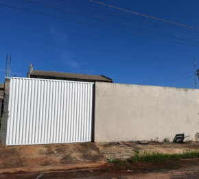 Casa com dois quartos e piscina em mineiros